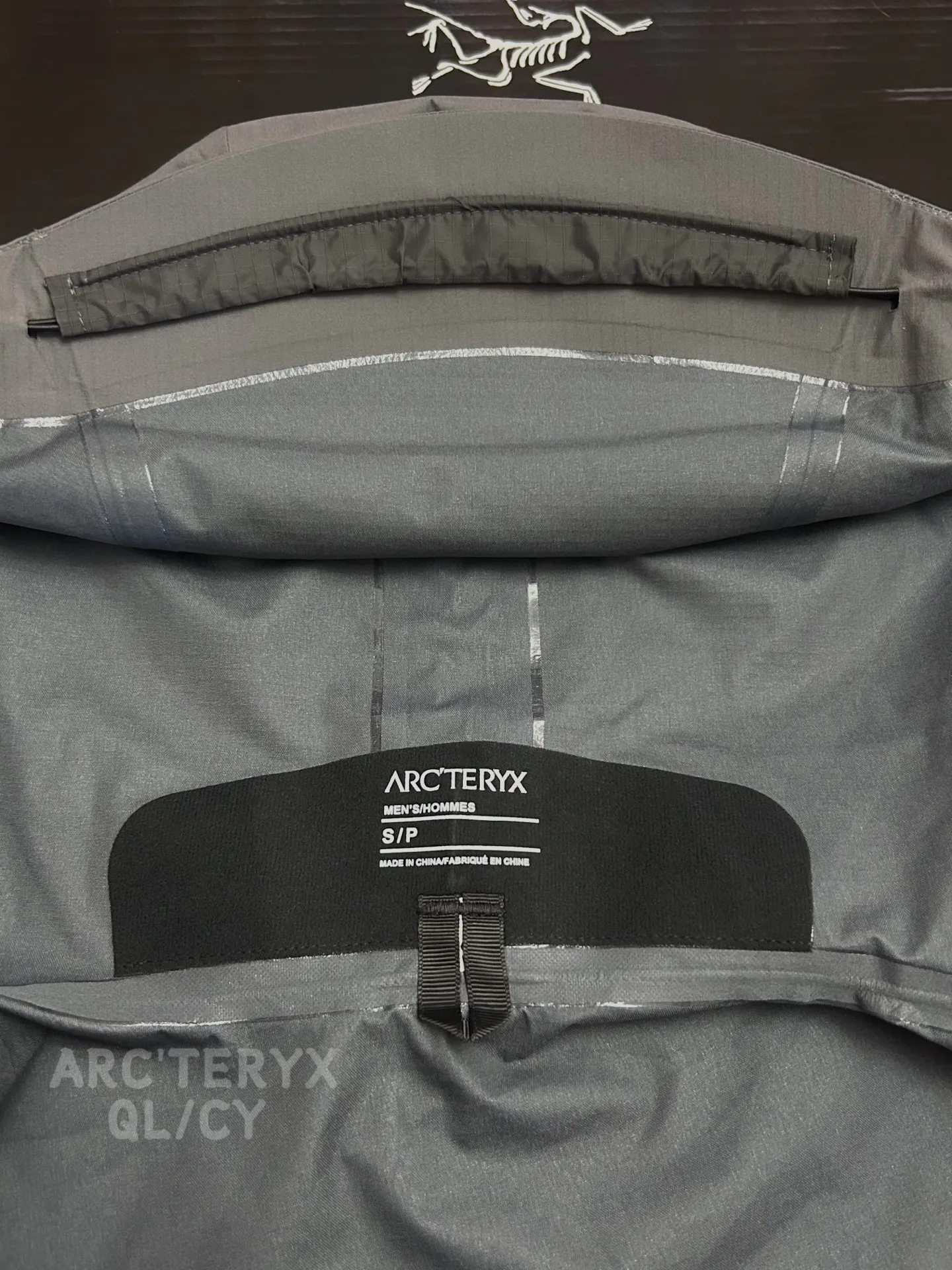 D 15 Alpha Lt • ： GORE-TEX Breathable ， + ， • Classic ： ， + ， • ：Black（Versatile ）、 Gray（ ）、 （ ）、 （ ） • ：ARC'TERYX ， ， ， / / ！ GORE-TEX 、 、 ， Black/ / / ， In Stock，Quality ， 💯